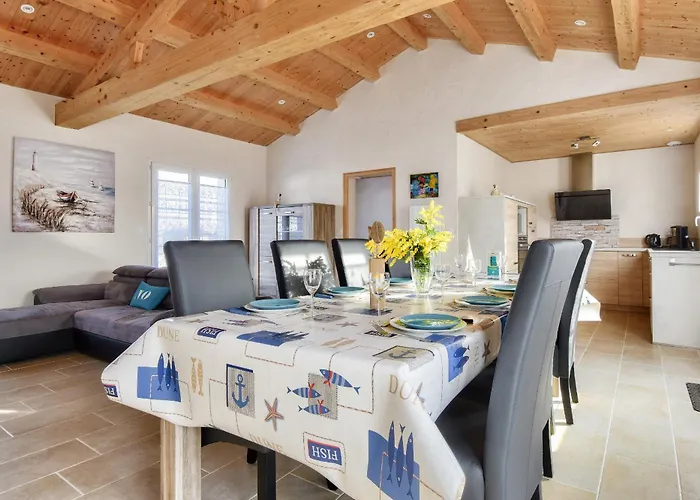 Jolie Maison A Avec Jardin Pour 8 Personnes *